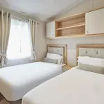 The Flamingo With Hot Tub Holiday home *