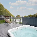 Holiday home The Flamingo With Hot Tub
