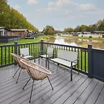 The Flamingo With Hot Tub Holiday home York