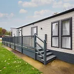 Holiday home The Flamingo With Hot Tub York