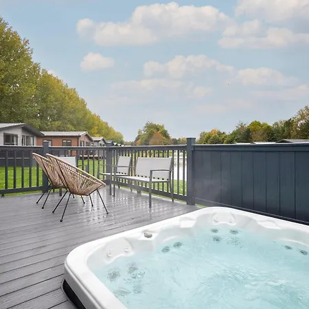 度假居 The Flamingo With Hot Tub