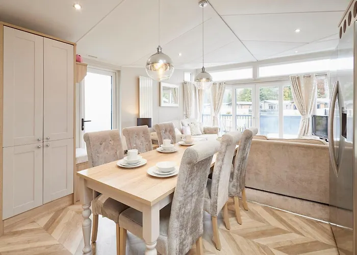 The Flamingo With Hot Tub *